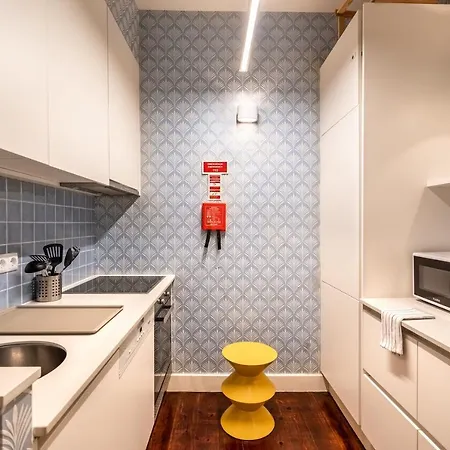 Akicity Saldanha White * Lisbon