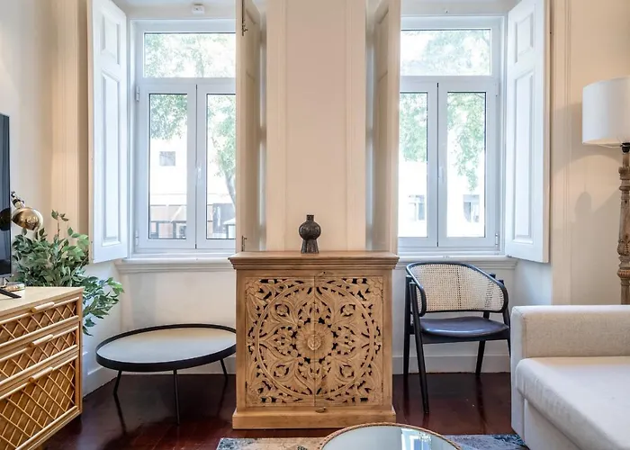 Akicity Saldanha White