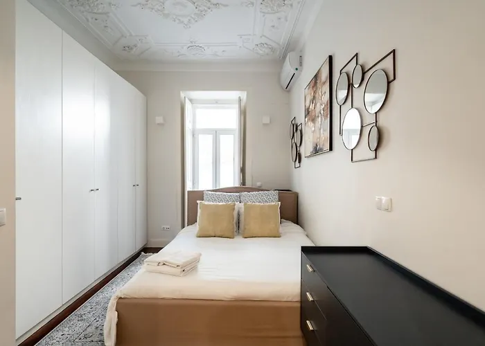 Akicity Saldanha White