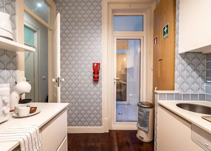 Akicity Saldanha White