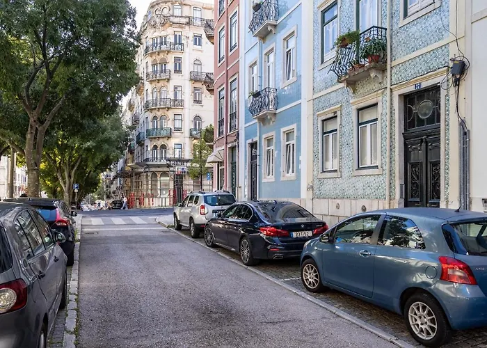 Akicity Saldanha White